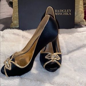 Badgley Mischka sz 9.5 satin peep pumps